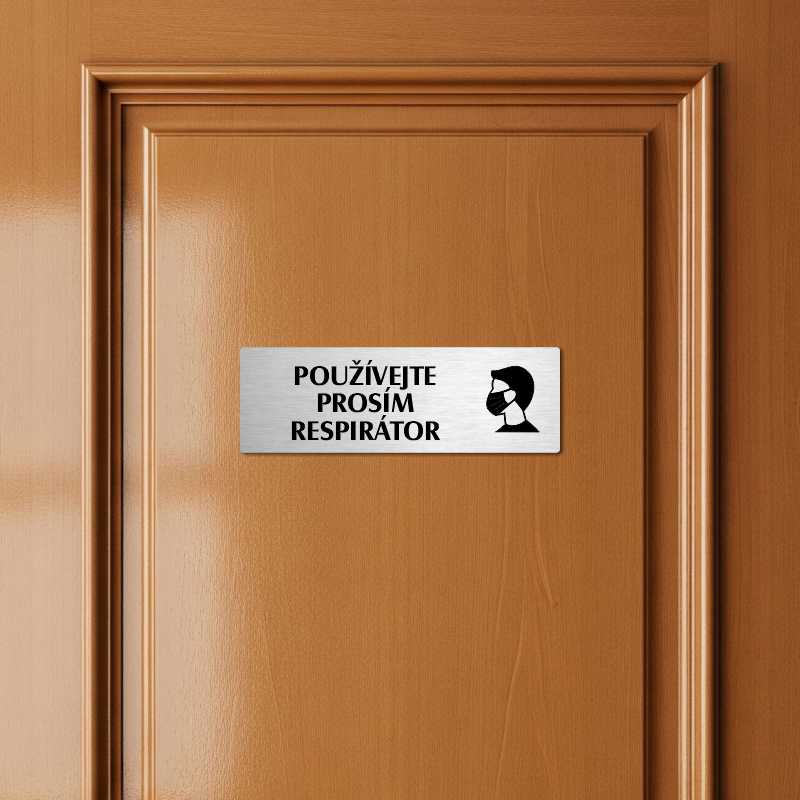 Použijte prosím respirátor, 240x79mm, stříbrná popiska s okrasným rámečkem  